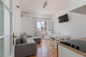 a living room with a couch and a table at Apartman Ana Borić in Podgora