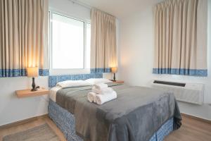 um quarto de hotel com uma cama com toalhas em Casa Condado Hotel em San Juan