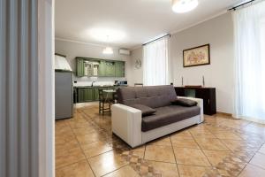 a living room with a couch and a kitchen at Magna Domus in Rome