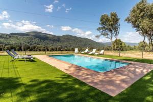 Bazén v ubytovaní Mas Aimà Casa rural en la Garrotxa alebo v jeho blízkosti