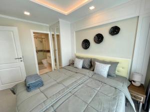 a large bedroom with a large bed in a room at ELEGANT 1 Bedroom in Orient Resort & Spa in Jomtien Beach