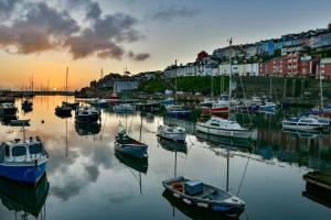 eine Gruppe von Booten, die bei Sonnenuntergang in einem Yachthafen angedockt sind in der Unterkunft Harbour View in Brixham