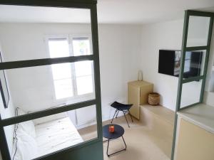 Televízia a/alebo spoločenská miestnosť v ubytovaní Iris Bel appartement à 100m du Port