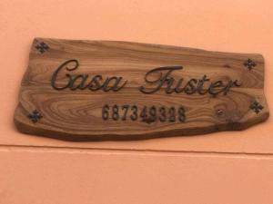 San Agustín的住宿－Casa Fuster，墙上的标志,上面写着卡塞因检查员的字样