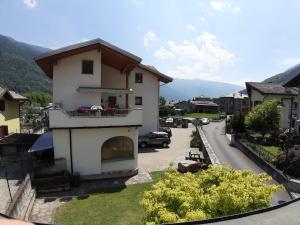 a building with a balcony and a street in a town at Casa Vacanza l' antico molino in Grosotto