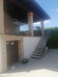 um edifício com uma escada e uma varanda em Villa Di Caro em Ravanusa