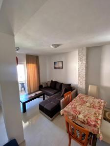 un soggiorno con divano e tavolo di Rajovic Apartments a Tivat