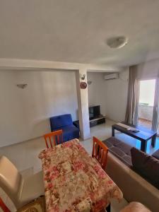 un soggiorno con tavolo e divano di Rajovic Apartments a Tivat