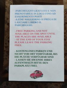 Un cartel con un coche de juguete. en Hotel Acapulco en Lignano Sabbiadoro