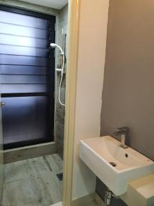クアラルンプールにあるArte Mont Kiara by iLuxHomeのバスルーム(シンク、シャワー付)