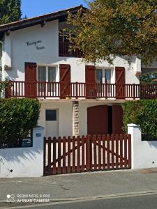 een wit huis met een houten hek ervoor bij Appartement 2 personnes proche plage(900m) dans une maison individuel. in Hendaye