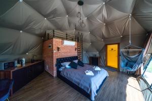 Łóżko lub łóżka w pokoju w obiekcie Peak Glamp & Jacuzzi