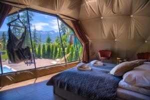 Łóżko lub łóżka w pokoju w obiekcie Peak Glamp & Jacuzzi