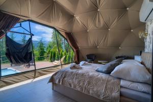 Łóżko lub łóżka w pokoju w obiekcie Peak Glamp & Jacuzzi