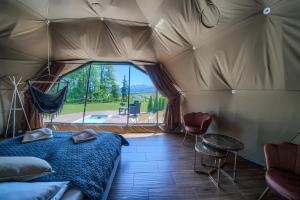 Część wypoczynkowa w obiekcie Peak Glamp & Jacuzzi