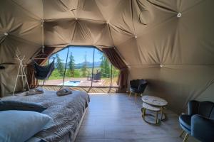 Część wypoczynkowa w obiekcie Peak Glamp & Jacuzzi