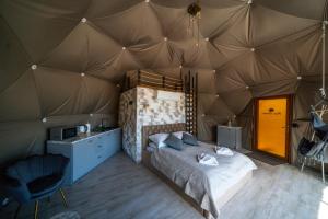 Łóżko lub łóżka w pokoju w obiekcie Peak Glamp & Jacuzzi
