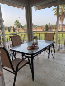 un tavolo e sedie su una veranda riparata con vista di Villa Christina ,Kalogria beach a Metóchion