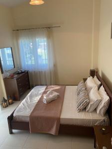 A bed or beds in a room at Villa Christina ,Kalogria beach