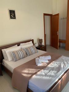Metóchion的住宿－Villa Christina ,Kalogria beach，一间卧室配有一张床,上面有两条毛巾