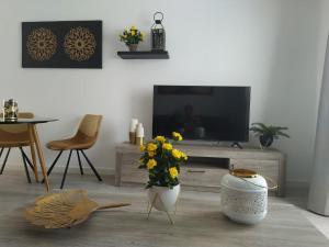 Televízia a/alebo spoločenská miestnosť v ubytovaní Apartment VOLVORETA - Pool view- Good Wifi - Smart TV - Residence Atlantic View