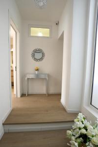 a hallway with a table and a vase of flowers at Luxury Rooms Paoli 19 in Cagliari