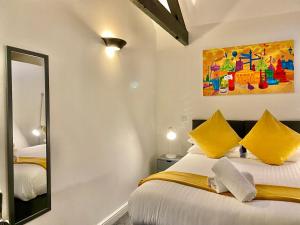 Postel nebo postele na pokoji v ubytování Crows Hotel