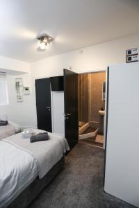 A bed or beds in a room at Cheerful 4-bedroom home in Sheffield