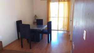 a dining room table with chairs and a window at A 10 min del zócalo!! Casa de 2 plantas in Atlixco
