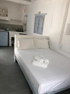 Postel nebo postele na pokoji v ubytování Theros Apartments Donoussa