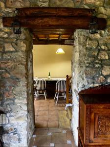 Habitación de piedra con 2 sillas y mesa en Casa el Frances, en Candamin