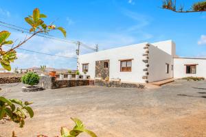ein weißes Haus mit großer Auffahrt in der Unterkunft Casa Domingo in Villaverde