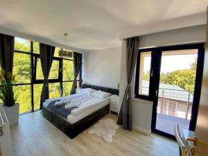 ブワディスワボボにあるVilla Dominikのベッドルーム(ベッド1台、大きな窓付)