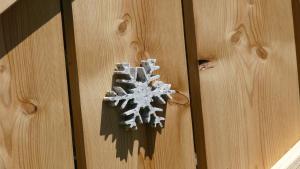um floco de neve no lado de uma parede de madeira em Chamonix petit chalet Cocooning em Servoz