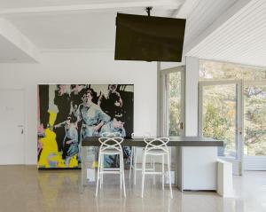 a dining room with a table and chairs and a painting at Un sogno sul lago Home Relax in Stresa