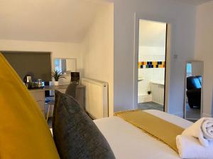 Postel nebo postele na pokoji v ubytování Crows Hotel