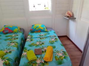 מיטה או מיטות בחדר ב-Villa de 4 chambres avec piscine privee jardin clos et wifi a Saint Francois a 7 km de la plage
