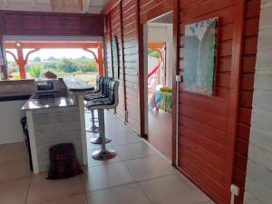 una cucina con due sgabelli da bar in una casa di Villa spacieuse à Saint-François avec piscine privée a Saint-François