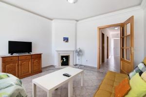 un soggiorno con un divano e una TV di Apartment Algarve Cabanas de Tavira a Cabanas de Tavira