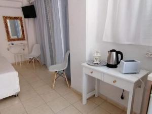 Příslušenství pro přípravu čaje a kávy v ubytování OLIA STUDIOS Olga studios