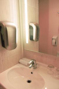 Ett badrum på Brit Hôtel Confort - La Tour Blanche