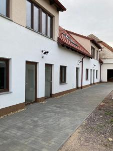 uma casa com paredes brancas e uma entrada em Ubytování Šmudla em Znojmo