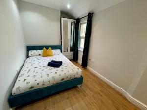 een slaapkamer met een bed met een blauw hoofdeinde bij One Bedroom Apartment In City Centre in Cardiff