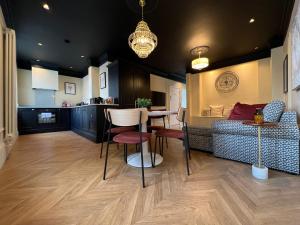Dapur atau dapur kecil di STAY IN STYLE OPPOSITE WINDSOR CASTLE & free parking