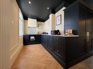Dapur atau dapur kecil di STAY IN STYLE OPPOSITE WINDSOR CASTLE & free parking +1 gambar