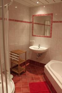 La salle de bains est pourvue d'un lavabo, de toilettes et d'une baignoire. dans l'établissement Untersteinhof, à Forstau