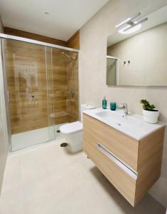 uma casa de banho com um WC, um lavatório e um chuveiro em Puerto del Carmen, CASA MAMÁ em Puerto del Carmen