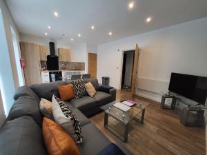 a living room with a couch and a table at Stylish Jewellery Quarter Apartment Sleeps 6 in Birmingham