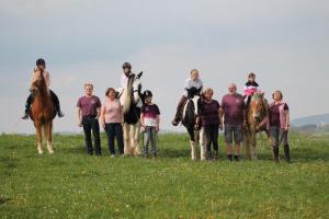grupa ludzi i koni na polu w obiekcie Desl´s little farm w mieście Waldburg