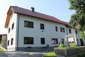 a white house with a red roof at Desl´s little farm in Waldburg